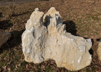 Mramorový solitér K04 z přírodního mramoru s výraznou plastickou strukturou a přirozenými lomovými hranami