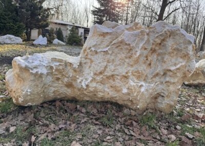 Mramorový solitér K04 z přírodního mramoru s výraznou plastickou strukturou a přirozenými lomovými hranami
