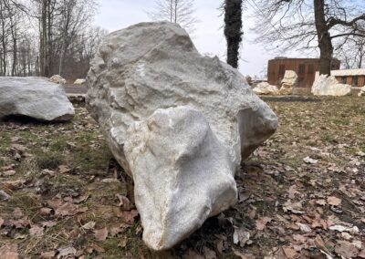 Přírodní mramorový solitér K18 z mramoru pro zahradu