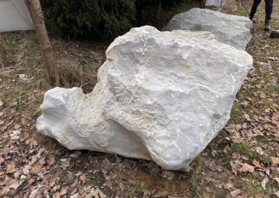 Přírodní mramorový solitér K18 z mramoru pro zahradu