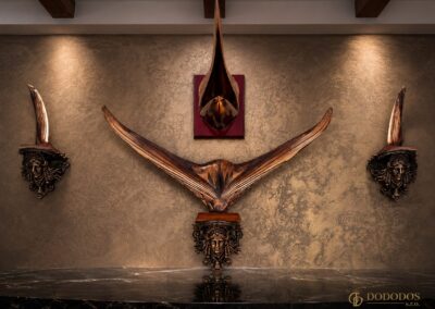 Exkluzivní dekorace z originálního mečouního rostra na stěně v luxusním interiéru.