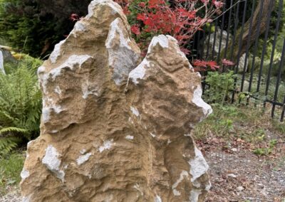 Přírodní zahradní solitér z mramoru jako dominanta okrasné zahrady s japonským javorem.
