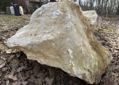 Exkluzivní mramorový solitér z přírodního kamene vhodný pro moderní zahrady, reprezentativní vstupy a krajinářské realizace.