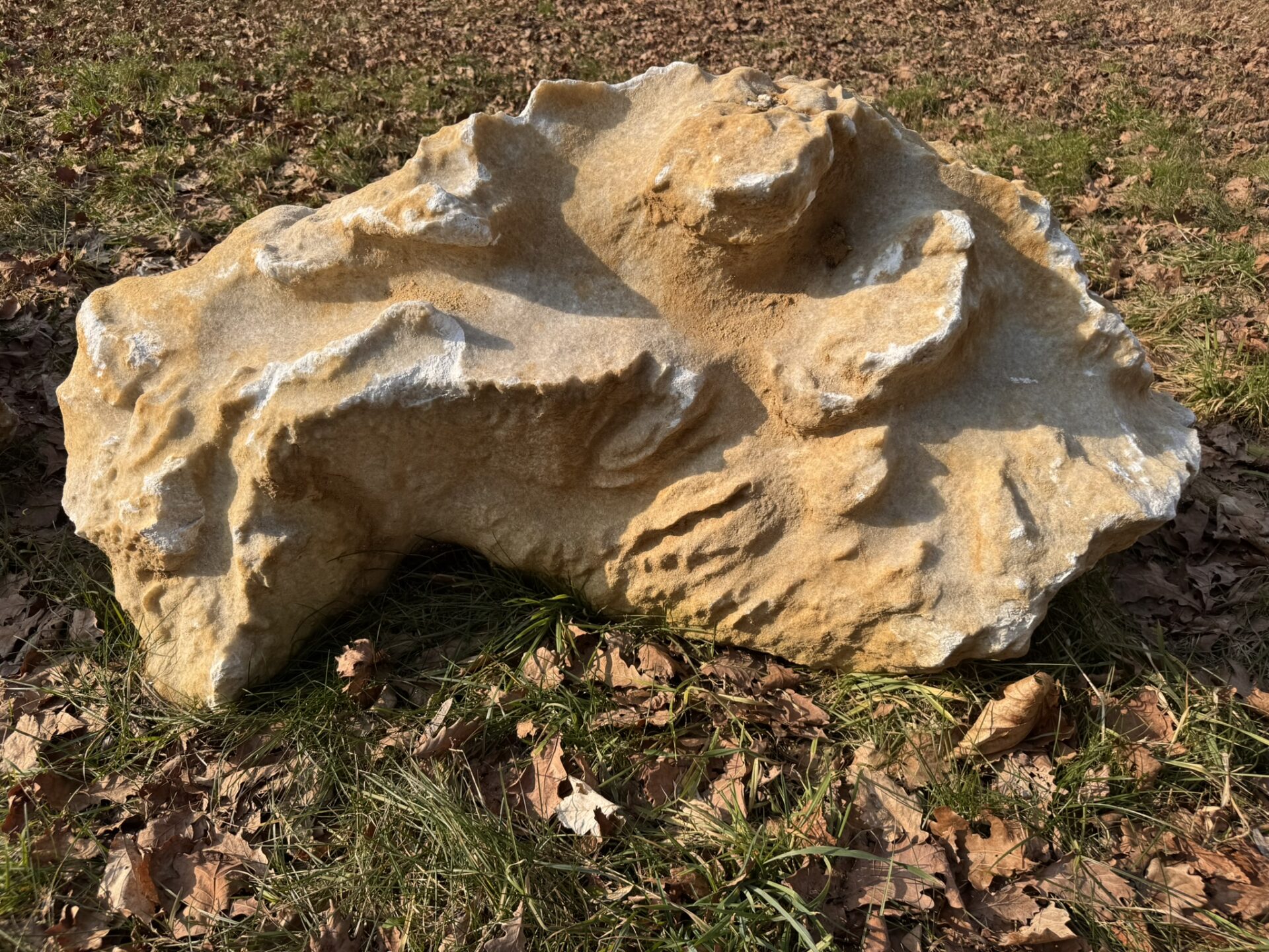 Detail přírodního mramorového solitéru K7 z pískově-zlatého mramoru s přirozenou strukturou.
