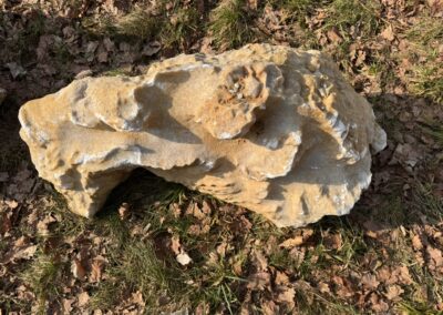 Detail přírodního mramorového solitéru K7 z pískově-zlatého mramoru s přirozenou strukturou.