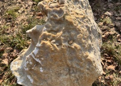 Detail přírodního mramorového solitéru K7 z pískově-zlatého mramoru s přirozenou strukturou.