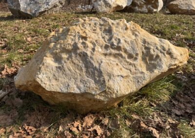 Detail přírodního mramorového solitéru K7 z pískově-zlatého mramoru s přirozenou strukturou.