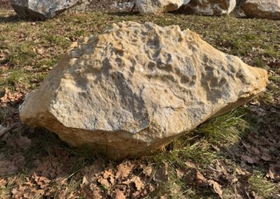 Detail přírodního mramorového solitéru K7 z pískově-zlatého mramoru s přirozenou strukturou.