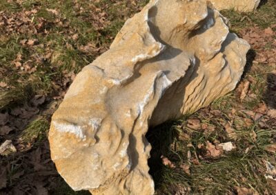 Detail přírodního mramorového solitéru K7 z pískově-zlatého mramoru s přirozenou strukturou.