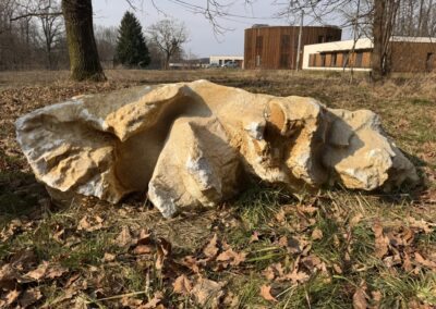 Přírodní mramorový solitér 2,8 tuny pro zahradu a moderní architekturu