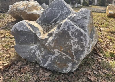 Mramorový solitér K11 o hmotnosti 5,2 tuny – přírodní mramor pro moderní zahrady a architekturu