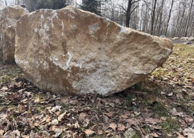 Mramorový solitér K13 o hmotnosti 3,4 tuny – přírodní mramor pro zahrady a moderní architekturu