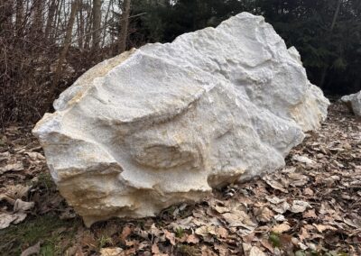 Mramorový solitér K15 o hmotnosti 3,3 tuny – přírodní mramor pro zahrady a moderní architekturu