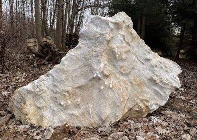 Monumentální mramorový solitér z přírodního mramoru v pískově-bílých odstínech.