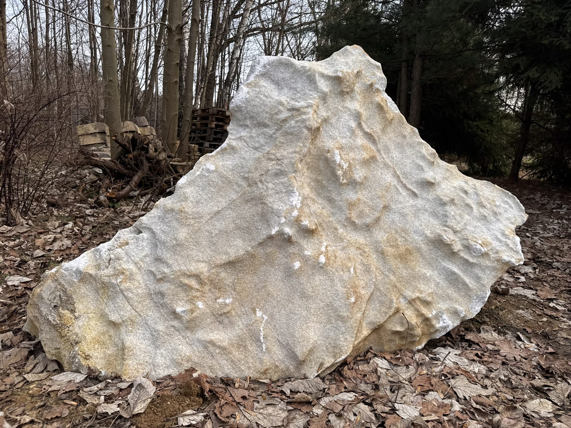 Monumentální mramorový solitér z přírodního mramoru v pískově-bílých odstínech.