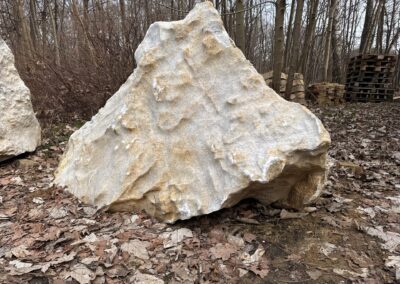 Monumentální mramorový solitér z přírodního mramoru v pískově-bílých odstínech.