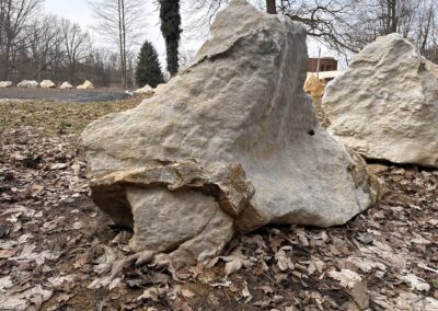 Monumentální mramorový solitér z přírodního mramoru v pískově-bílých odstínech.
