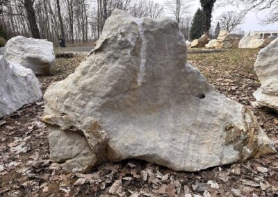 Monumentální mramorový solitér z přírodního mramoru v pískově-bílých odstínech.