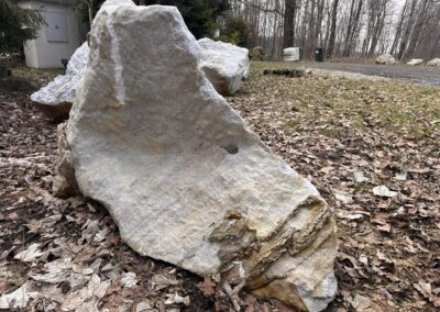 Monumentální mramorový solitér z přírodního mramoru v pískově-bílých odstínech.