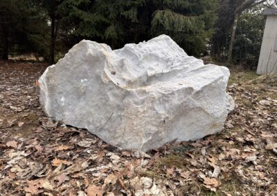 Přírodní mramorový solitér v bílých a pískově krémových odstínech pro moderní zahrady.