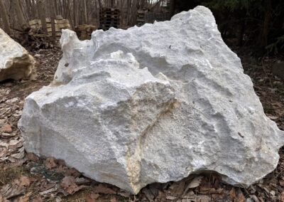 Přírodní mramorový solitér v bílých a pískově krémových odstínech pro moderní zahrady.