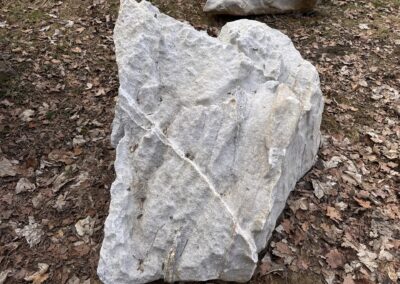Přírodní mramorový solitér v bílých a pískově krémových odstínech pro moderní zahrady.