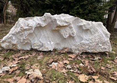 Přírodní mramorový solitér v krémově bílých a pískových odstínech do luxusní zahrady.