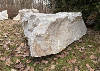 Přírodní mramorový solitér v krémově bílých a pískových odstínech do luxusní zahrady.