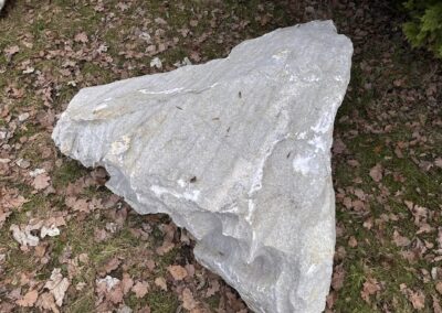 Přírodní mramorový solitér v krémově bílých a pískových odstínech do luxusní zahrady.