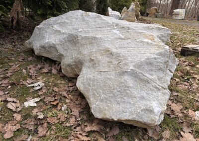 Přírodní mramorový solitér v krémově bílých a pískových odstínech do luxusní zahrady.