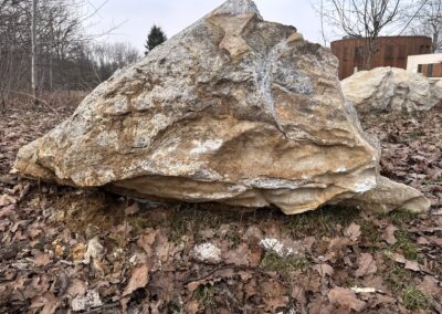 Exkluzivní přírodní mramorový solitér v krémově bílých odstínech pro luxusní zahrady a moderní architekturu.