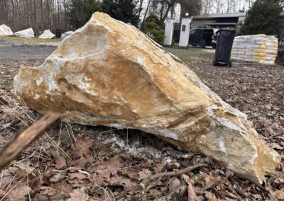 Exkluzivní přírodní mramorový solitér v krémově bílých odstínech pro luxusní zahrady a moderní architekturu.