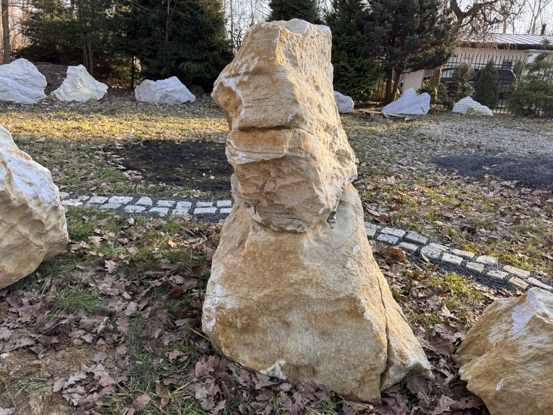 Přírodní mramorový solitér K03 z mramoru pro zahradu