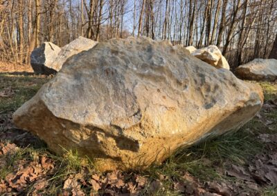 Detail přírodního mramorového solitéru K7 z pískově-zlatého mramoru s přirozenou strukturou.