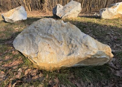 Detail přírodního mramorového solitéru K7 z pískově-zlatého mramoru s přirozenou strukturou.