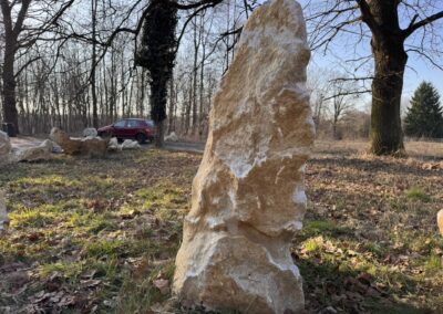 Vertikální mramorový solitér K8 z přírodního mramoru v pískově-zlatém odstínu s bílou kresbou.