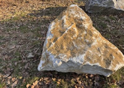 Mramorový solitér K10 o hmotnosti 2,2 tuny – přírodní kámen pro luxusní zahrady a moderní architekturu